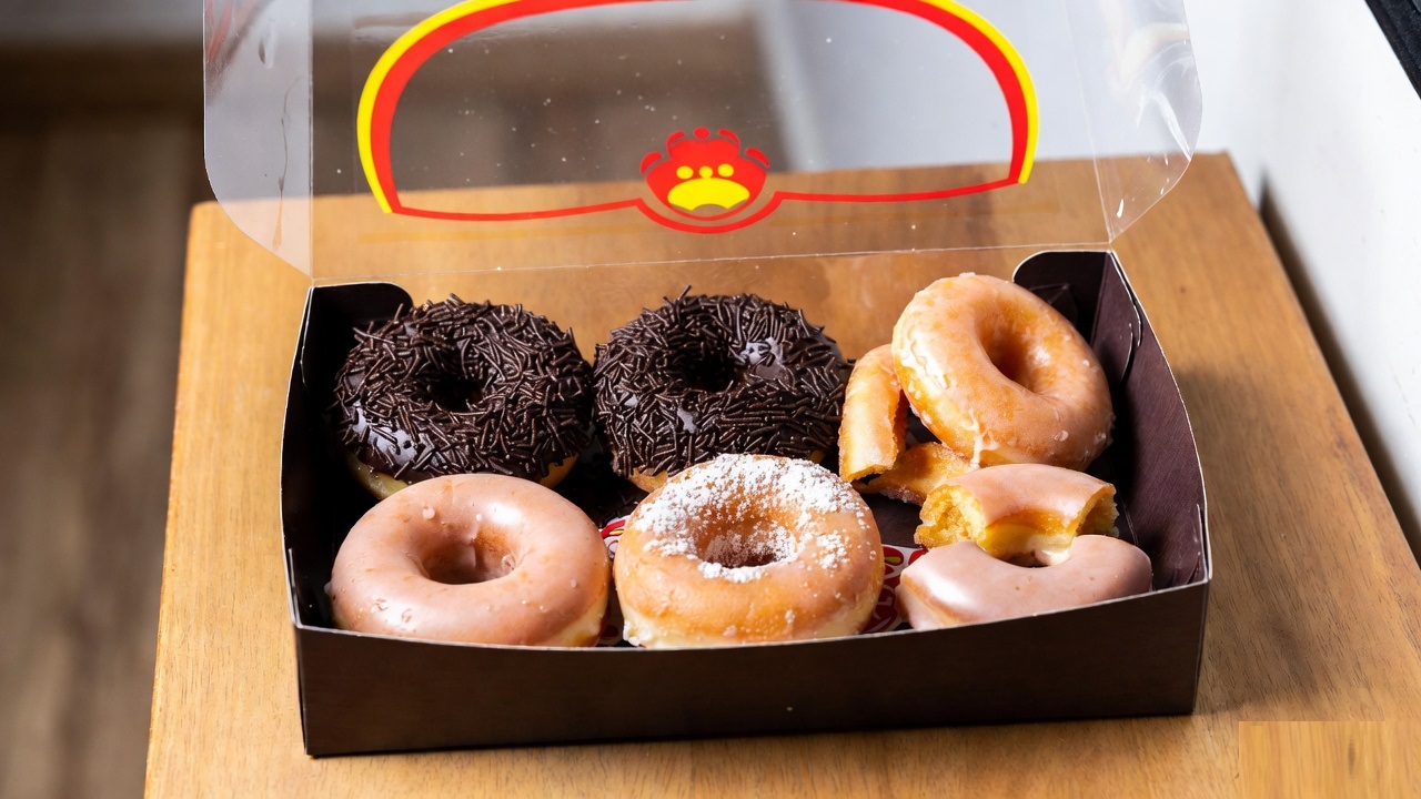 коробка пончиков с логотипом